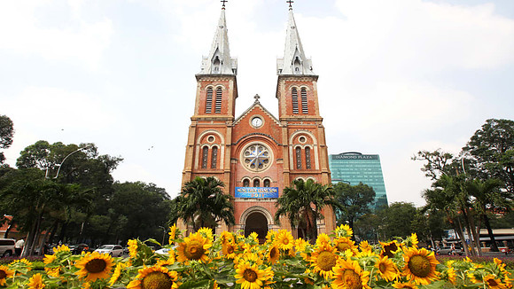 http___cdn.cnn.com_cnnnext_dam_assets_151016172549-saigon-gallery-notre-dame-cathederal