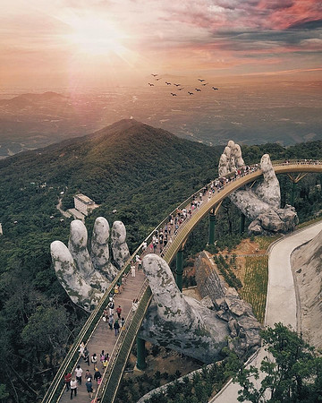 cau-vang-doi-ban-tay-khong-lo-bong-benh-giua-may-troi-da-nang-amazingthingsinvietnam-1